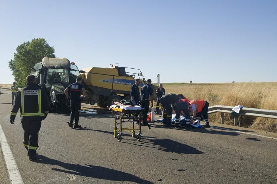 Accidente entre un autobús y un tractor en Fuentes