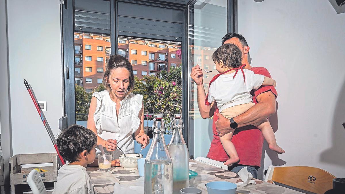 Meritxell Lligadas i el seu marit, en un moment del sopar