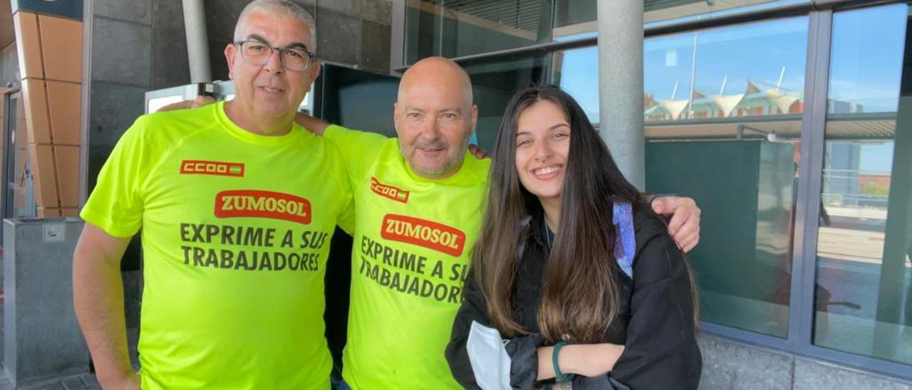 Fernando Trujillo y Antonio Bueno junto a la candidata cordobesa de Adelante Andalucía a la Junta, Marta Sánchez.