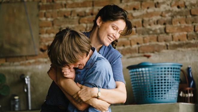 Laetitia Casta y Luc Bruchez, madre e hijo en la película 'El horizonte'.