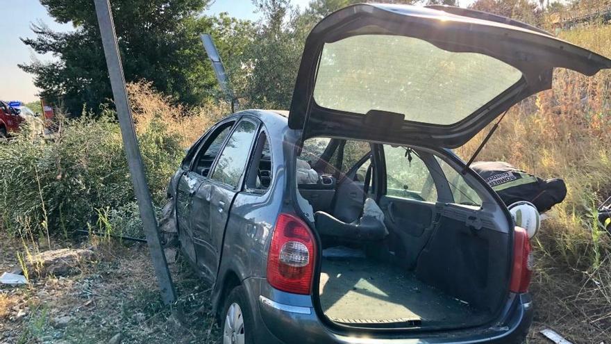 Los bomberos rescatan a una de las dos víctimas de un vuelco en la autovía, en Villafranca