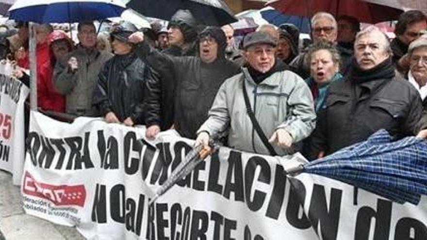 Desenes de pensionistes es van manifestar davant d&#039;Hisenda.
