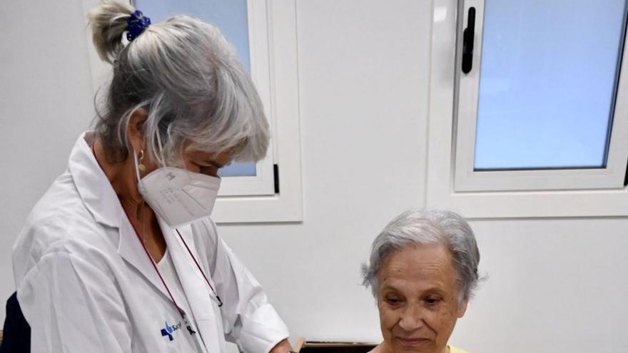 Una paciente recibe la vacuna en un centro de salud. | // R. VÁZQUEZ