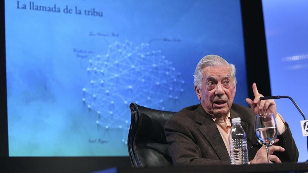 Mario Vargas Llosa, en la Casa de América de Madrid, durante la presentación de su último libro, 'La llamada de la tribu'