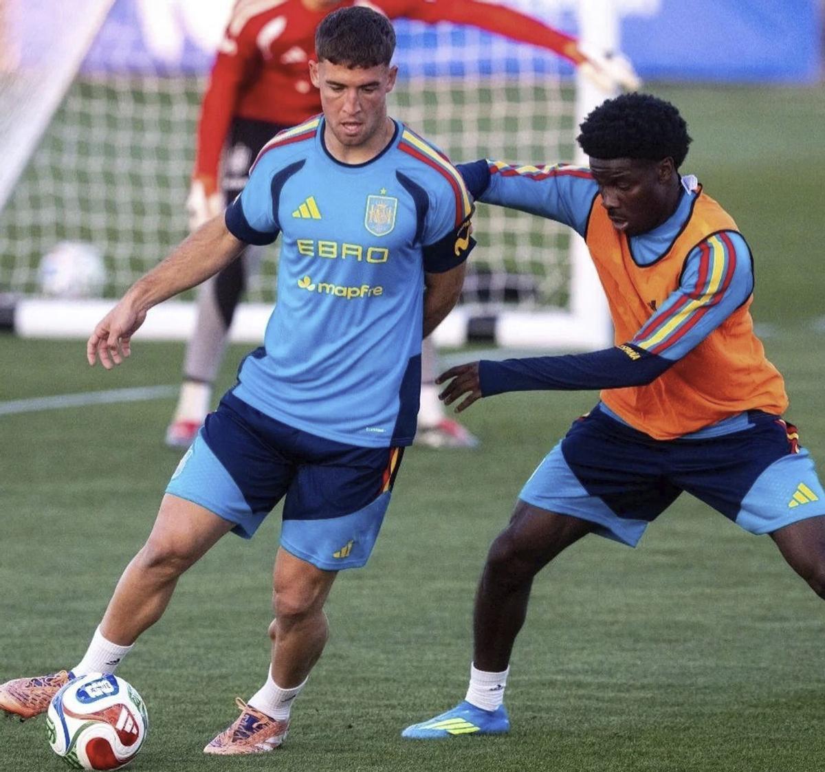 Juanma Herzog controla el esférico ante la presión del delantero del Sunderland Eliezer Mayenda.