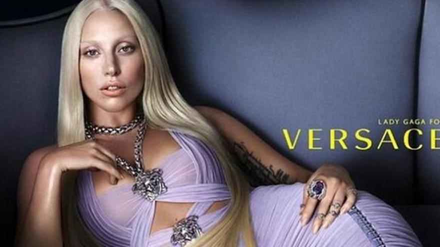 Lady Gaga posando para Versace