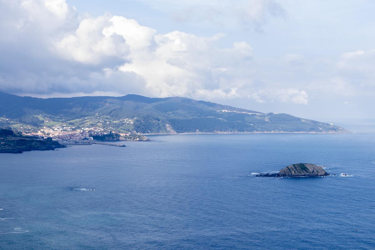 La isla de Izaro vista desde el monte Ogoño