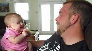 Una nena de dos mesos aprèn a dir-li t’estimo al seu pare.