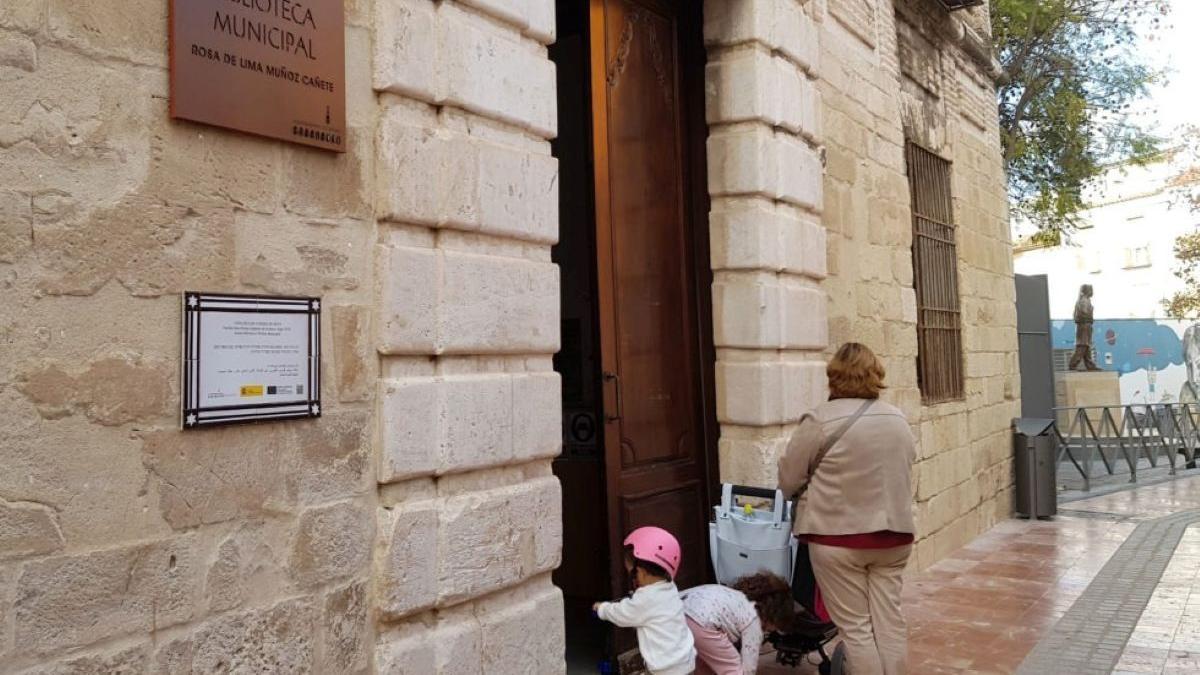 Acceso a la biblioteca municipal de Lucena.
