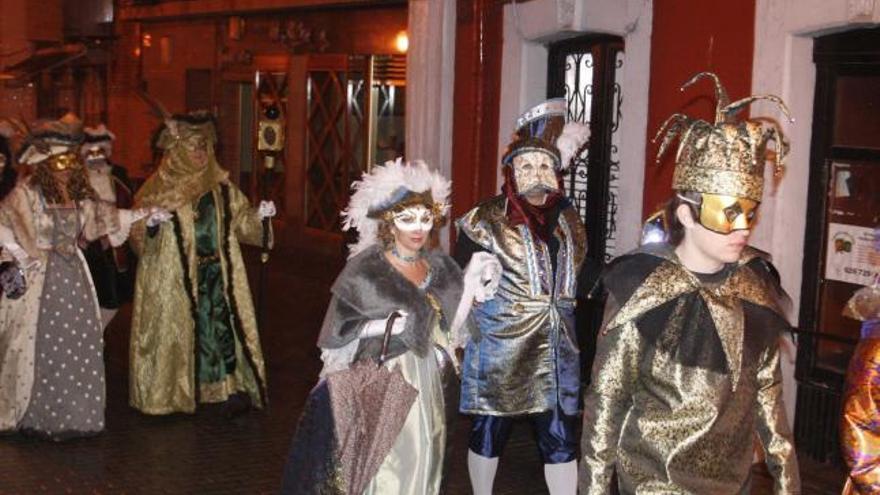 La peña ganadora, con el «Carnaval de Venecia», en su desfile de ayer por Candás.