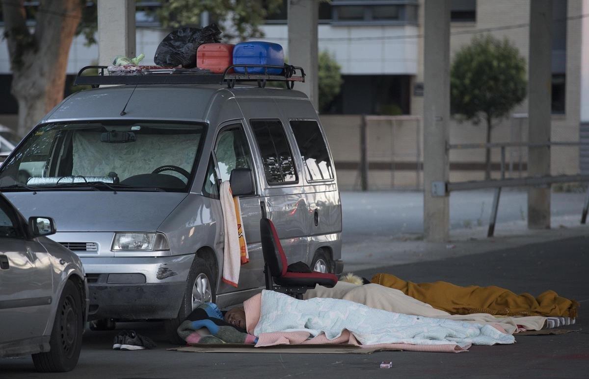 Varias personas duermen, junto a sus vehículos, frente al Pavellón de La Fira que ha habilitado el ayuntamiento.