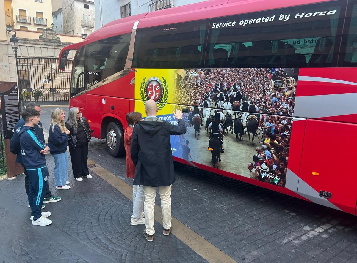 La alcaldesa, Mª Carmen Climent, conoció de primera mano la imagen de alto impacto que luce el bus.