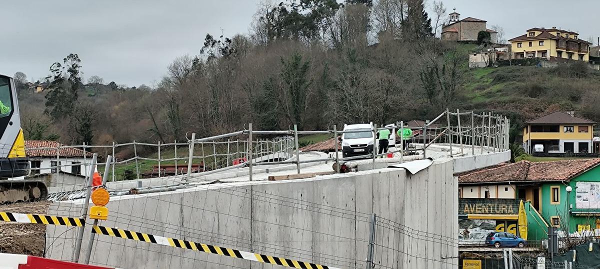 Obras en el puente sobre el Piloña, en Arriondas.