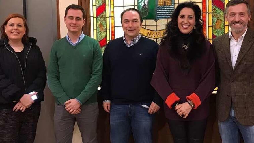 Por la izquierda, la vicesecretaria de acción territorial y electoral del PP, Begoña Calleja; el diputado David González; los concejales Jaime José Fernández y Silvia Pérez, y el diputado Matías Rodríguez Feito, tras el Pleno de Navia.