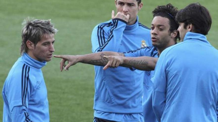 Marcelo extiende los brazos en un entrenamiento, junto a Coentrao, Cristiano Ronaldo y Kaká. // Efe