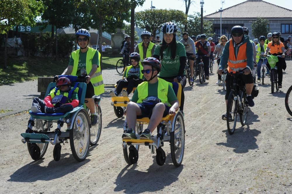 Una veintena de trabajadores y usuarios de la asociación Amencer, de personas con parálisis cerebral, participaron ayer en la Festa da Bicicleta de Ribadumia.