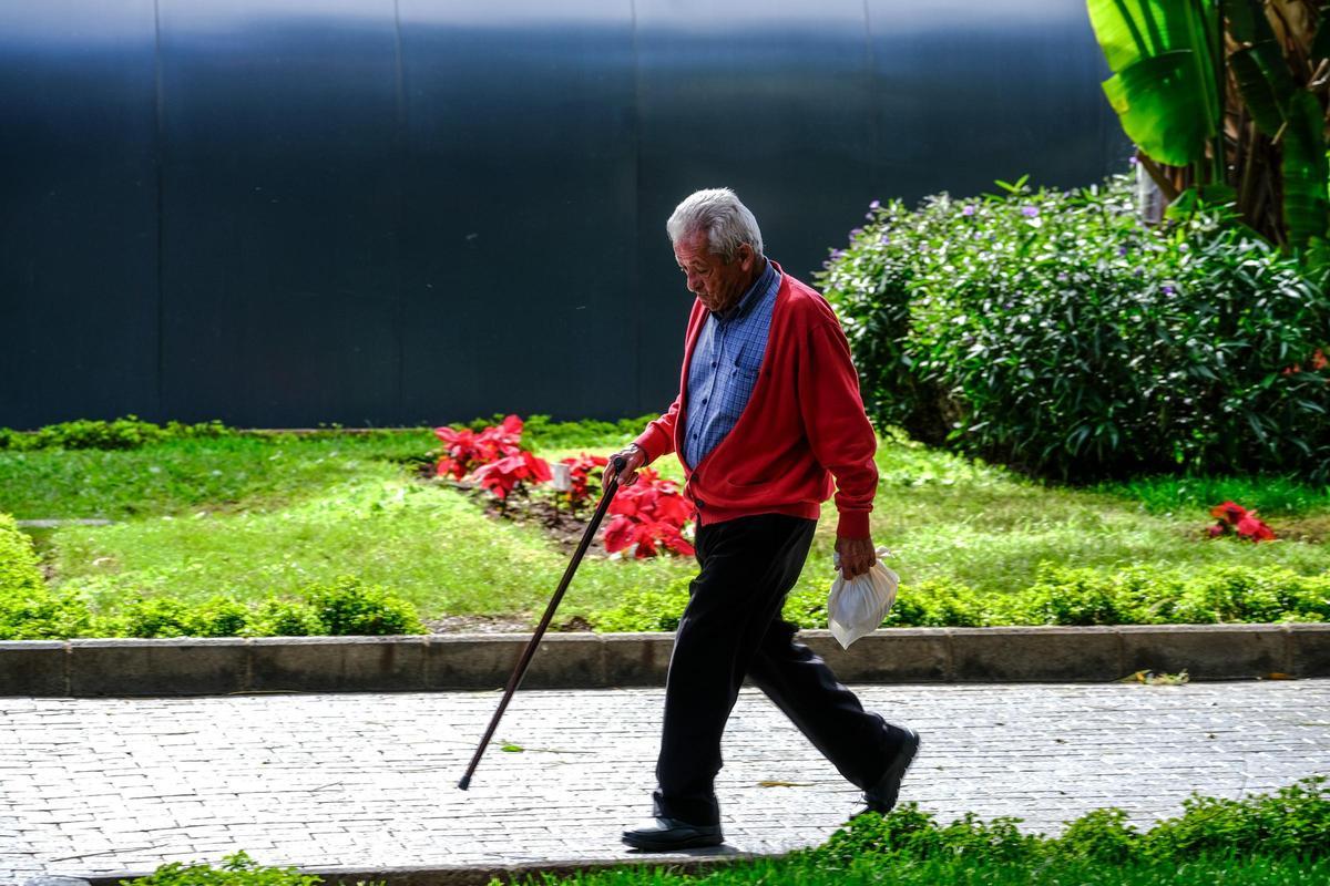 Un señor pasea por las calles de la capital grancanaria.