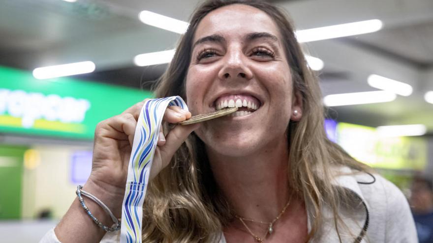 Paula BarcelÃ³, con la medalla de oro que consiguiÃ³ en el Mundial.