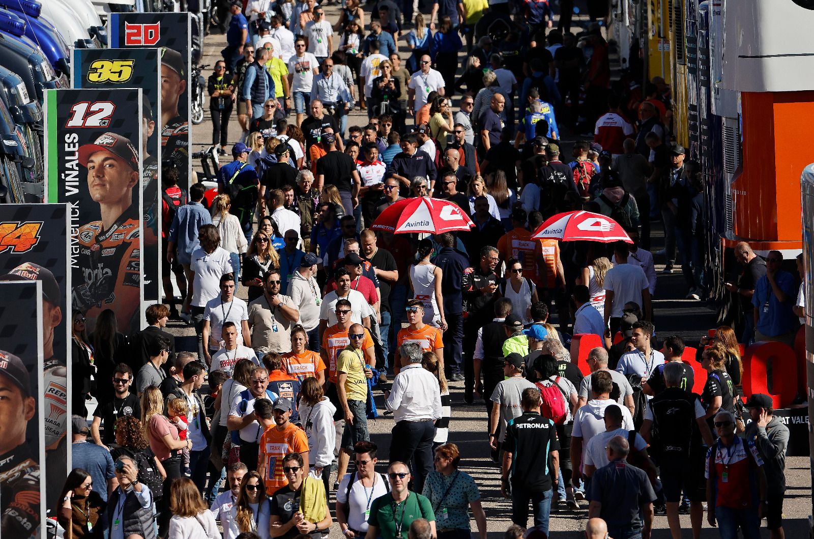 Cientos de personas acuden a Cheste para no perderse las carreras de MotoGP