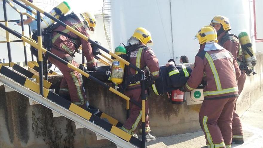 Un moment de la simulació del rescat d´un treballador que s´ha precipitat dins d´una de les cubetes de benzina