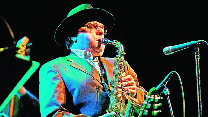 Van Morrison, al saxo, durante una de sus aplaudidas actuaciones en Palma.