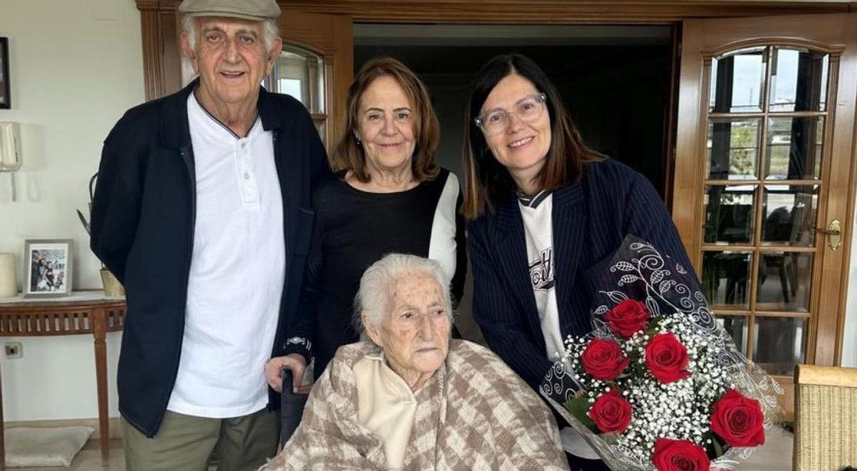 La portavoz del PSOE en Marbella, Isabel Pérez, y Pasionaria León, en una imagen de 2025