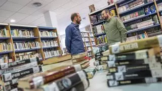 L'Alfàs intercambia libros por alimentos para combatir el hambre por el 40 aniversario de su biblioteca
