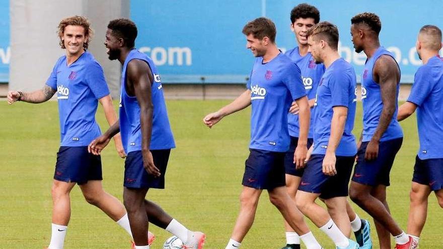 Los jugadores del Barcelona, durante el entrenamiento de ayer. // Efe