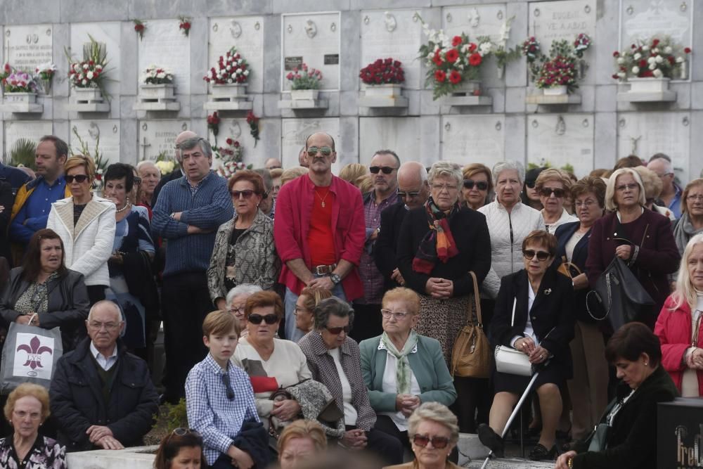 Día de los Difuntos en el cementerio de la Carriona, Avilés