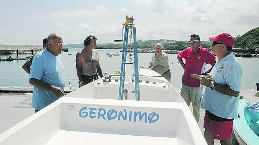 Una de las embarcaciones de vela adaptada del Club Náutico Cuatro Vientos de Candás.