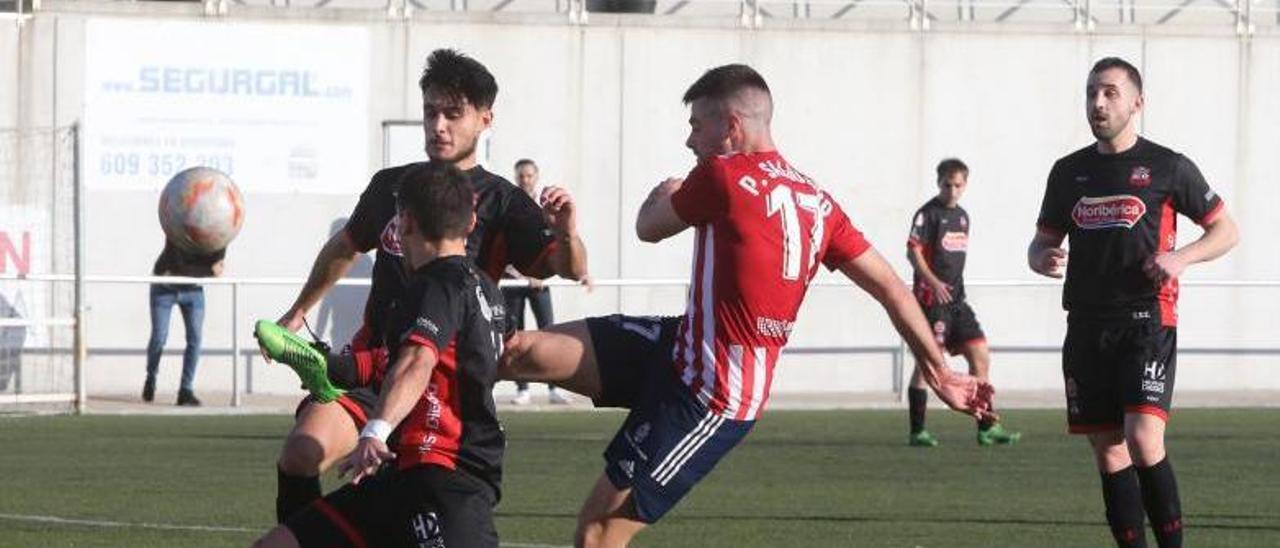 Salgueiro golpea el balón en el último duelo en casa del Alondras ante el Estradense. |  // SANTOS ÁLVAREZ