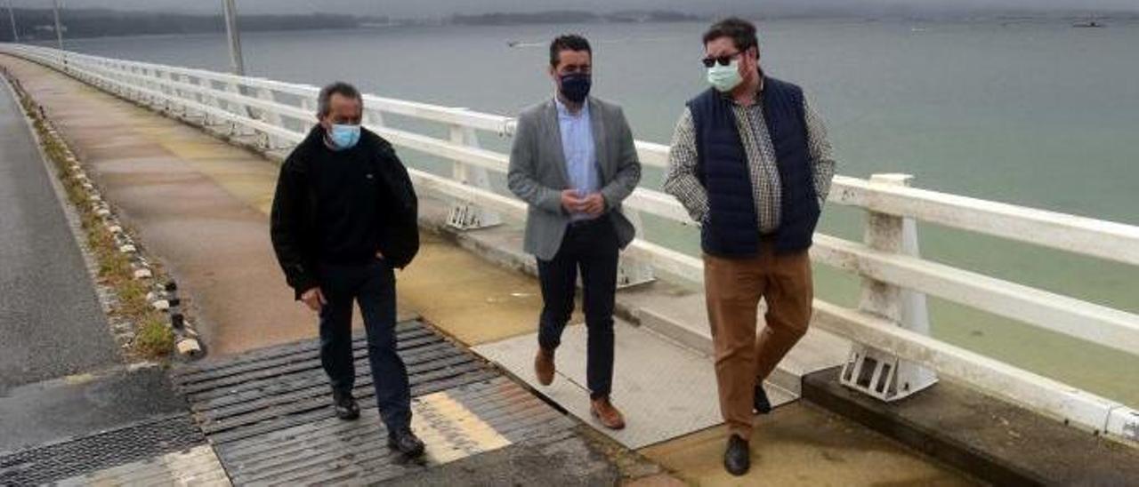 López, Iglesias y González en la visita al puente de A Illa.