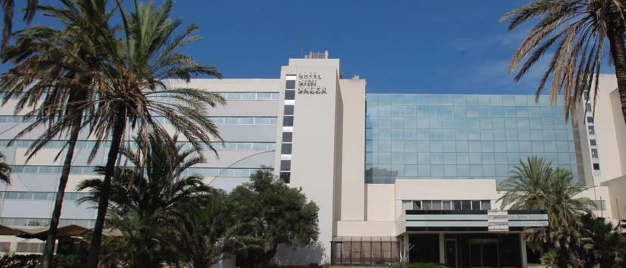 Fachada principal del Hotel Sidi Saler, emblema de una época de lujo.