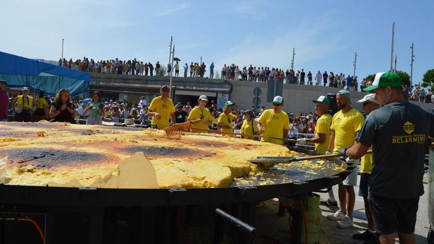 Sanxenxo elabora la tortilla más grande del mundo: 17.000 huevos y 10.000 raciones