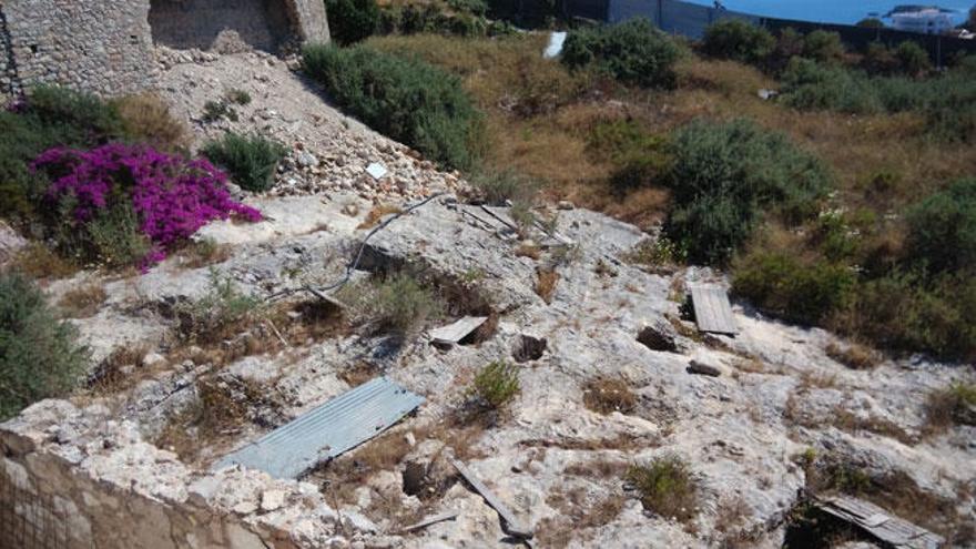 Parte del terreno con algunos de los restos arqueológicos hallados