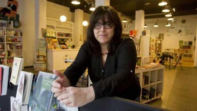 Luci Romero, en la librería Bartleby, instantes después de abrir la mañana de ayer. Su socio estaba en Gijón.