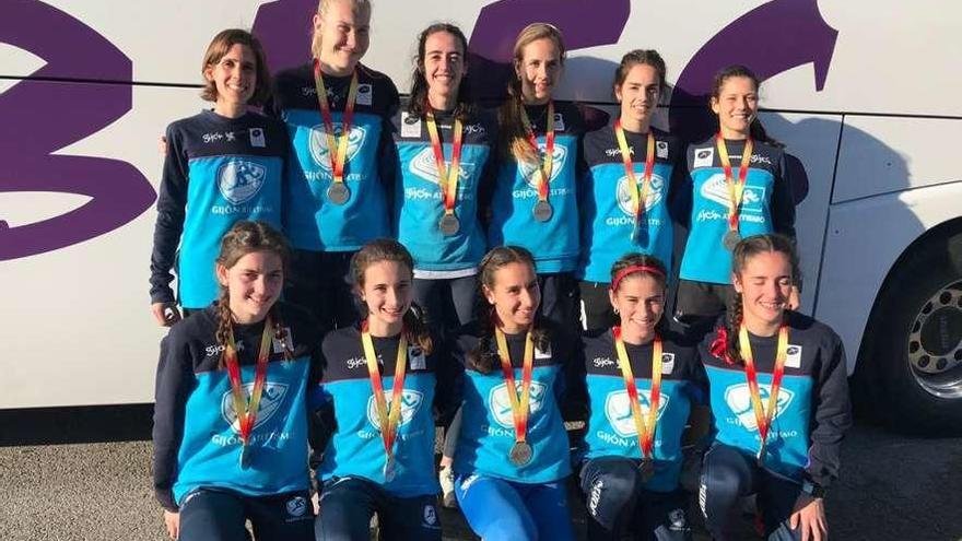 De pie, Paula González, con las integrantes del equipo sub-23 del Gijón Atletismo; agachadas, las sub-18.