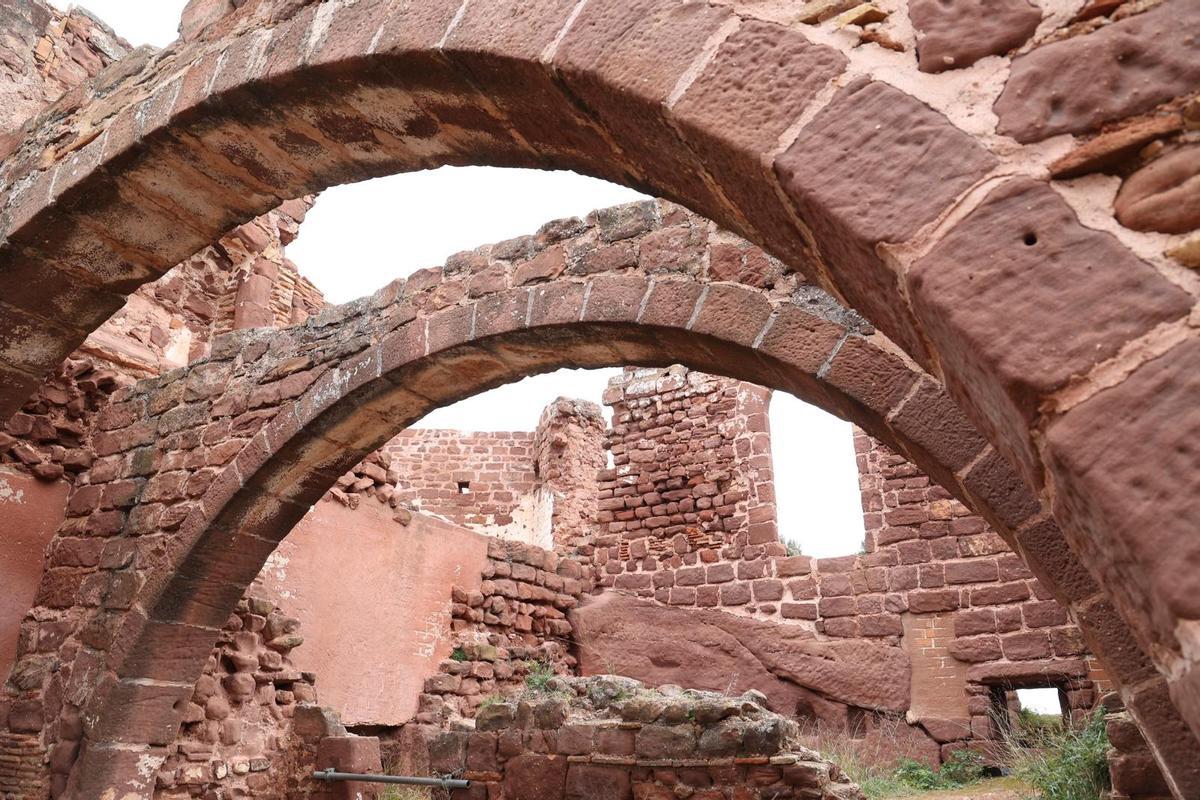 Ruinas del Castell d'Eramprunyà de Gavà.