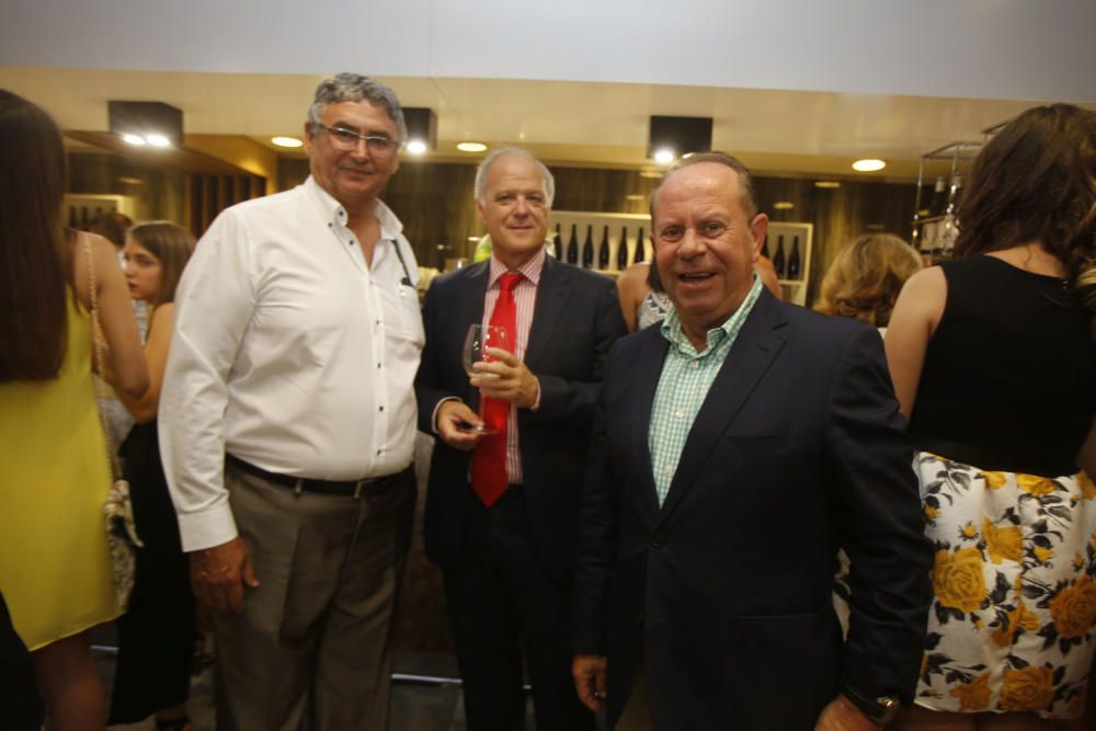 Juan Miguel García, de la Federación de Hogueras, con el jefe de Policía Local José María Conesa, y el expresidente de las Hogueras, Pedro Valera