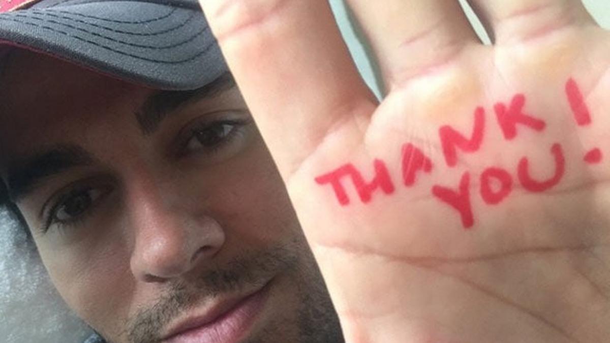 Enrique Iglesias agradece el apoyo recibido tras su accidente con un dron en la mano
