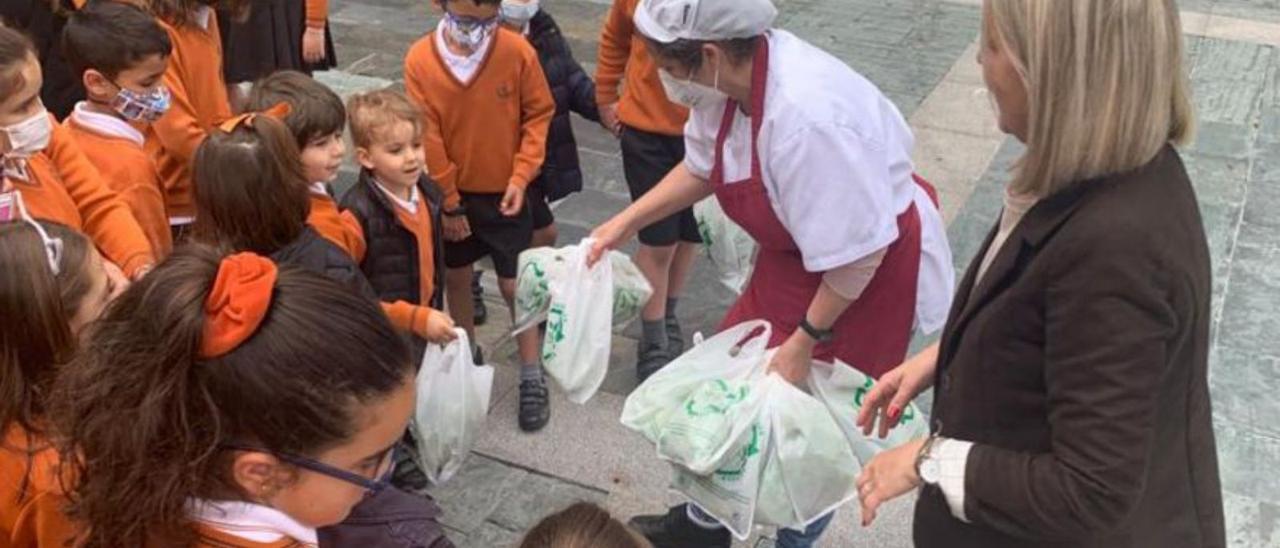 Un momento de la entrega del colegio a la entidad.  | // FARO