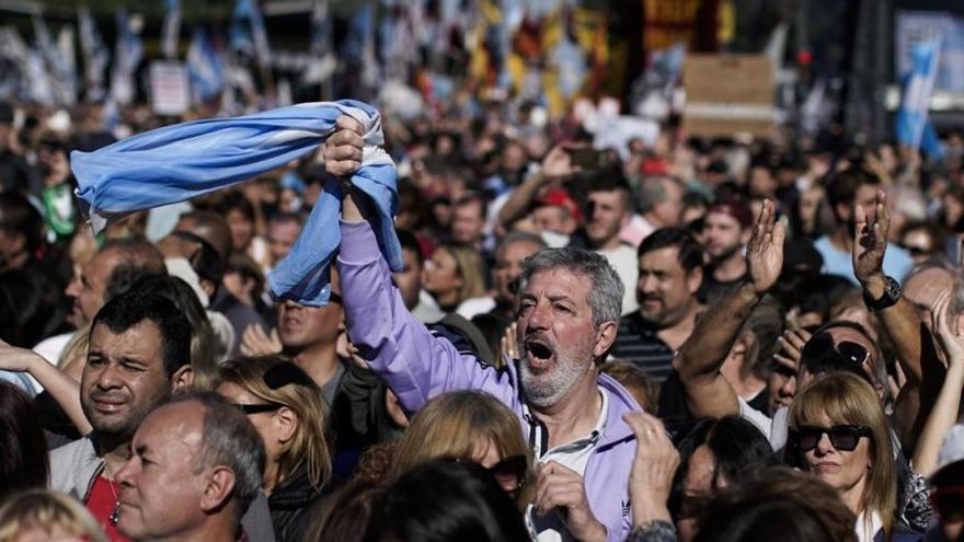 Masiva protesta de los argentinos contra el FMI