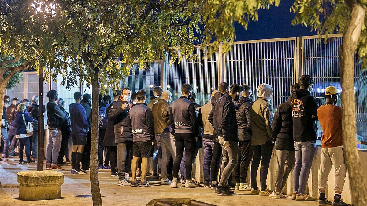 Numeroso público agolpado anoche delante de la valla que rodea el campo de  la Ciudad Deportiva. | HÉCTOR FUENTES