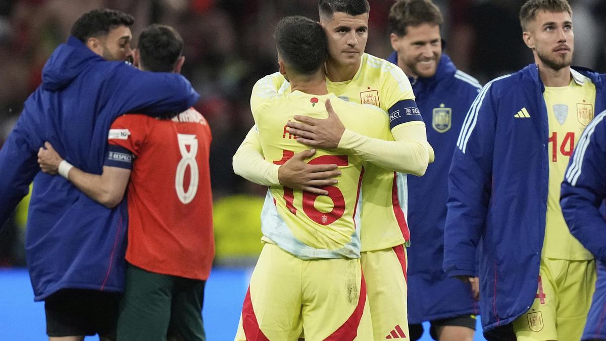 Baena y Morata se abrazan tras la final con Portugal.