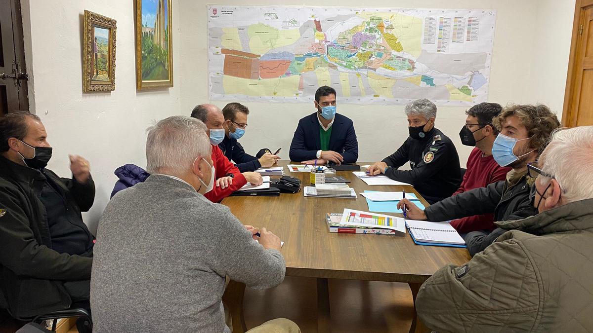 Reunión de Interior, policías y técnicos con la asociación Intramuros de Plasencia.