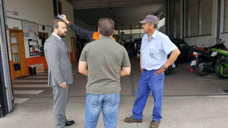 Cuiña visitó ayer algunas empresas del parque empresarial.