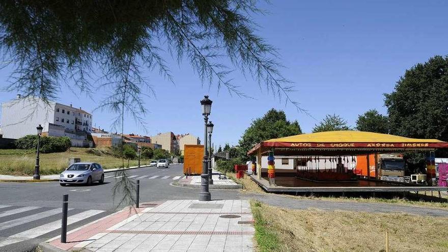 Las atracciones ya han comenzado a instalarse en el entorno de la rúa Pintor Colmeiro. // Bernabé/Javier Lalín