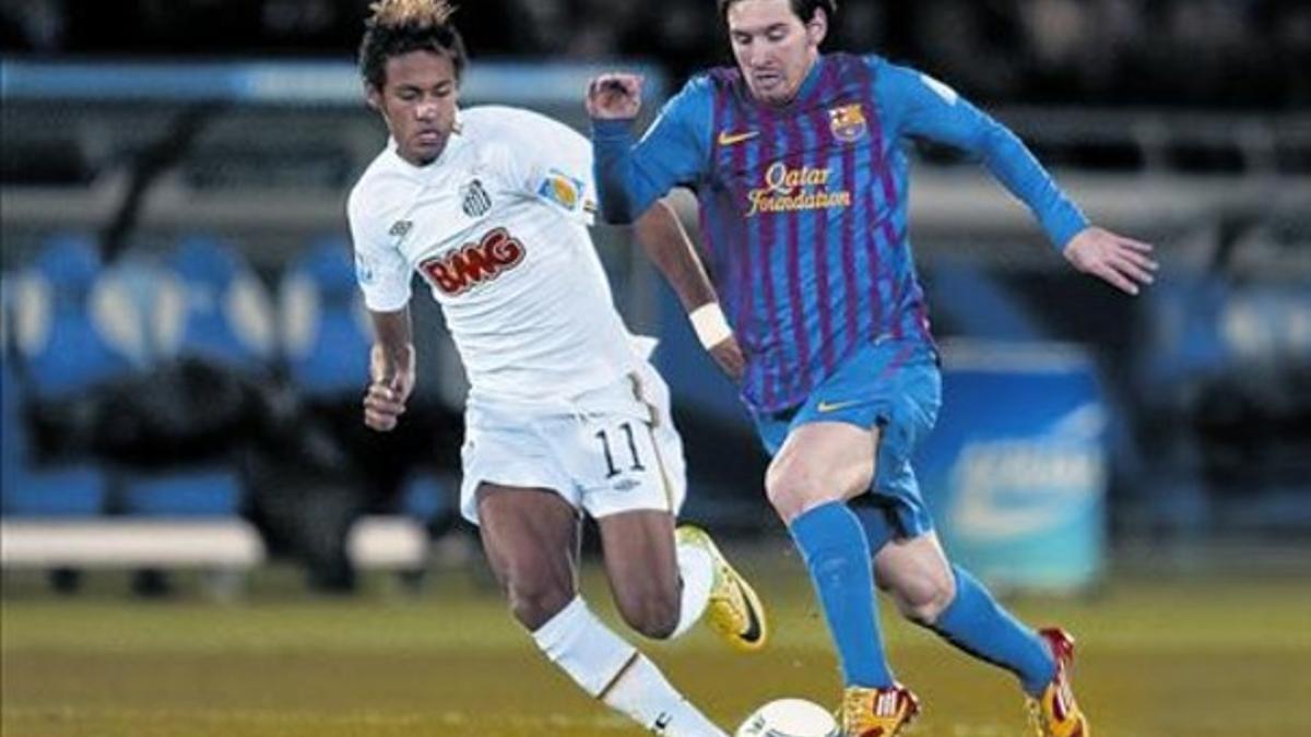 Duelo de estrellas 8 Neymar persigue a Messi en la final del Mundial de Clubs, el pasado 18 de diciembre.
