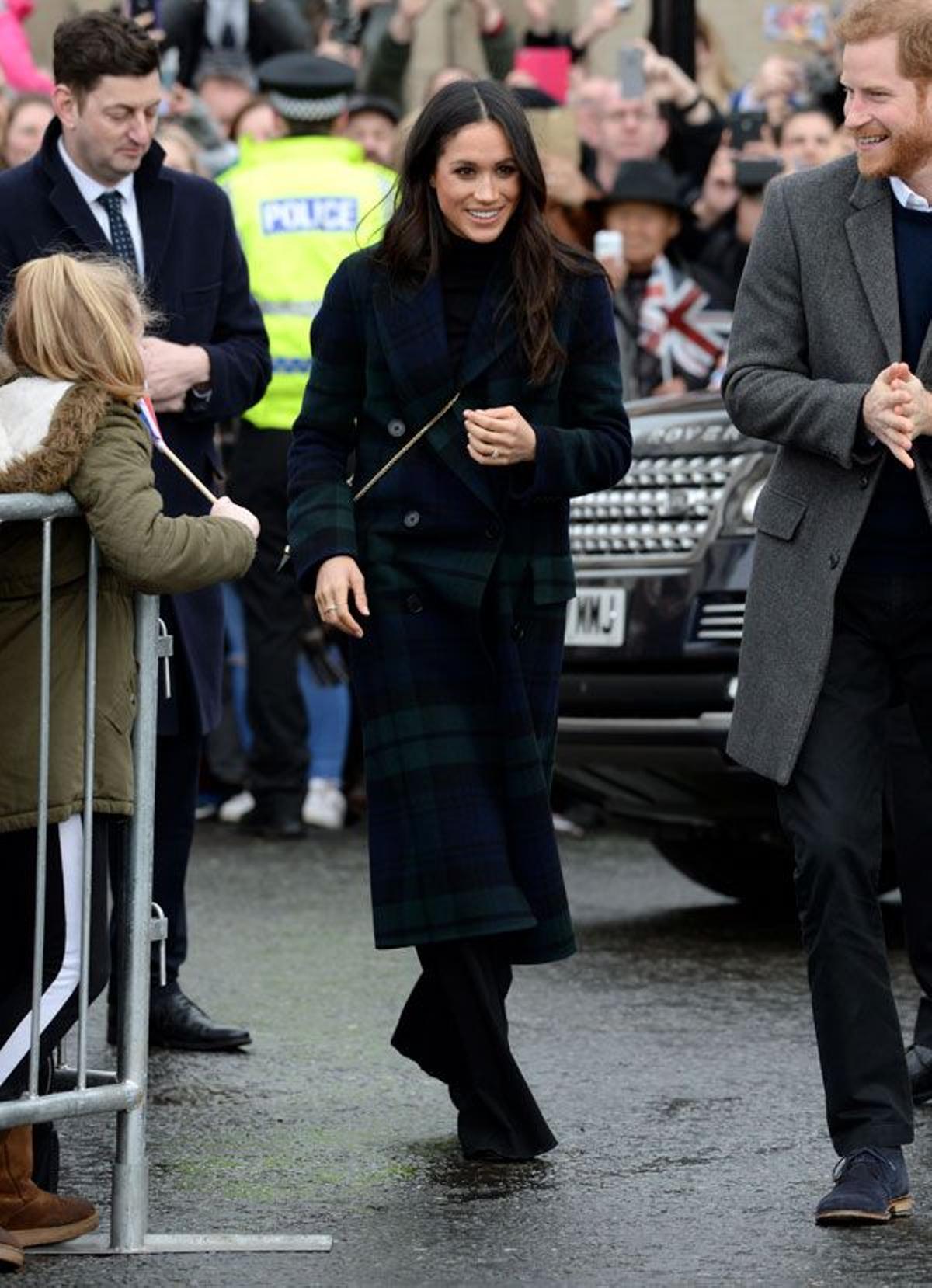 Meghan Markle con abrigo estampado de Burberry