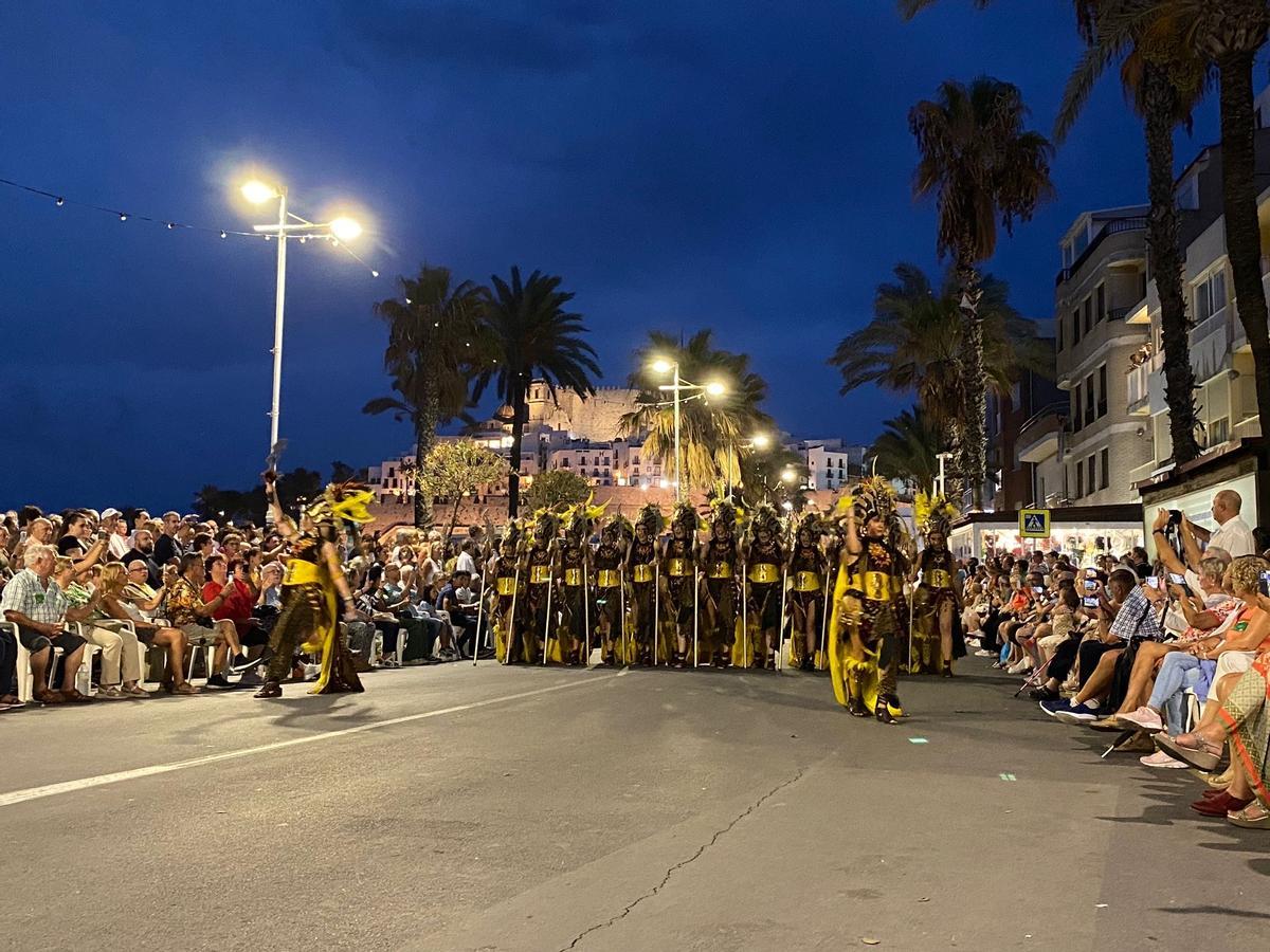 Los majestuosos y llamativos desfiles de escuadras moras y cristianas cada año atraen a numeroso público.